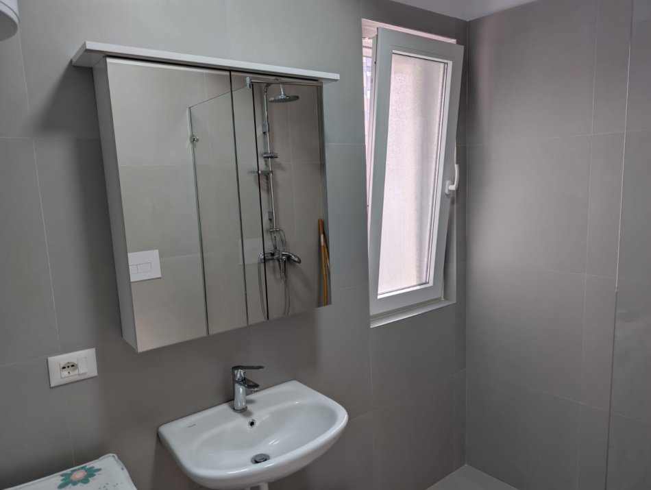 Tirane, jepet me qera apartament 2+1+Ballkon Kati 2, 97 m² 650€