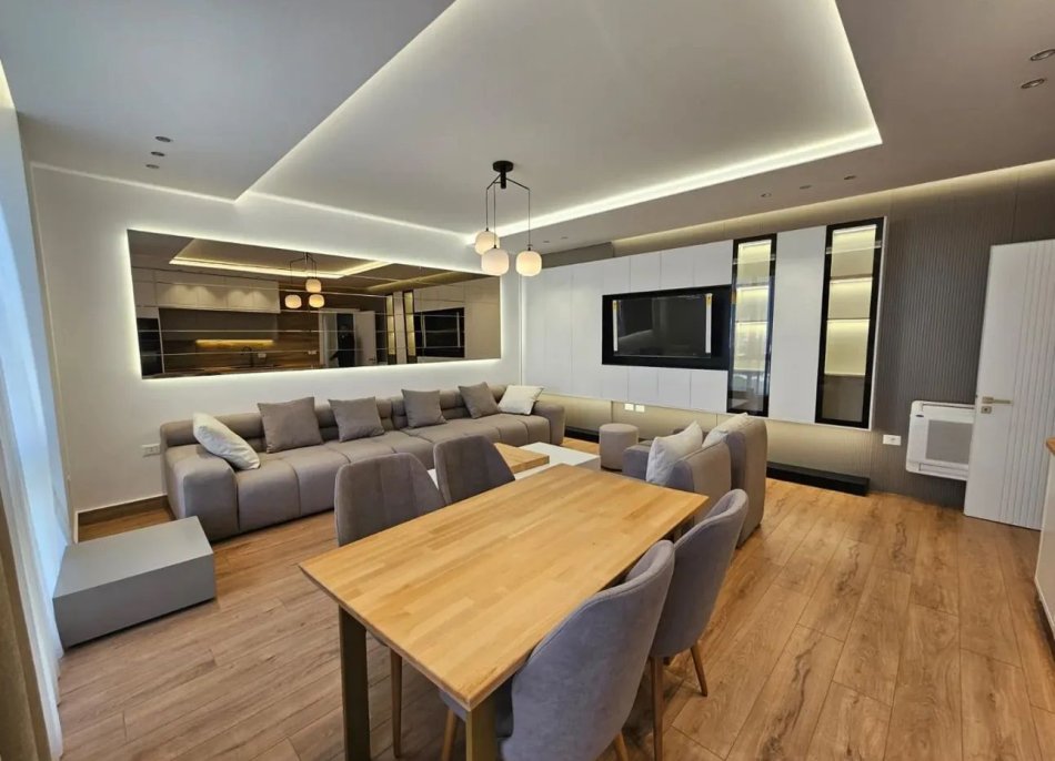 Tirane, jap me qera apartament 1+1+Ballkon Kati 7, 70 m² 700 € (rruga filip jano)