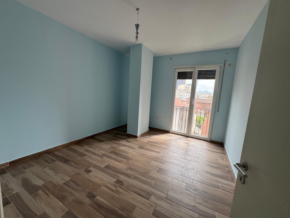 Tirane, shitet apartament 1+1+Ballkon Kati 2, 71 m² 145.000 € (BULEVARDI ZOGU I 1)