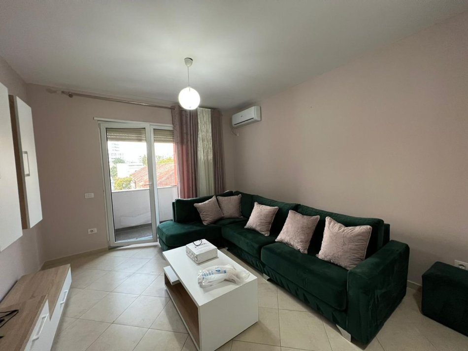 Tirane, jap me qera apartament 2+1+Ballkon Kati 2, 100 m² 650 € (rruga 5 maji)