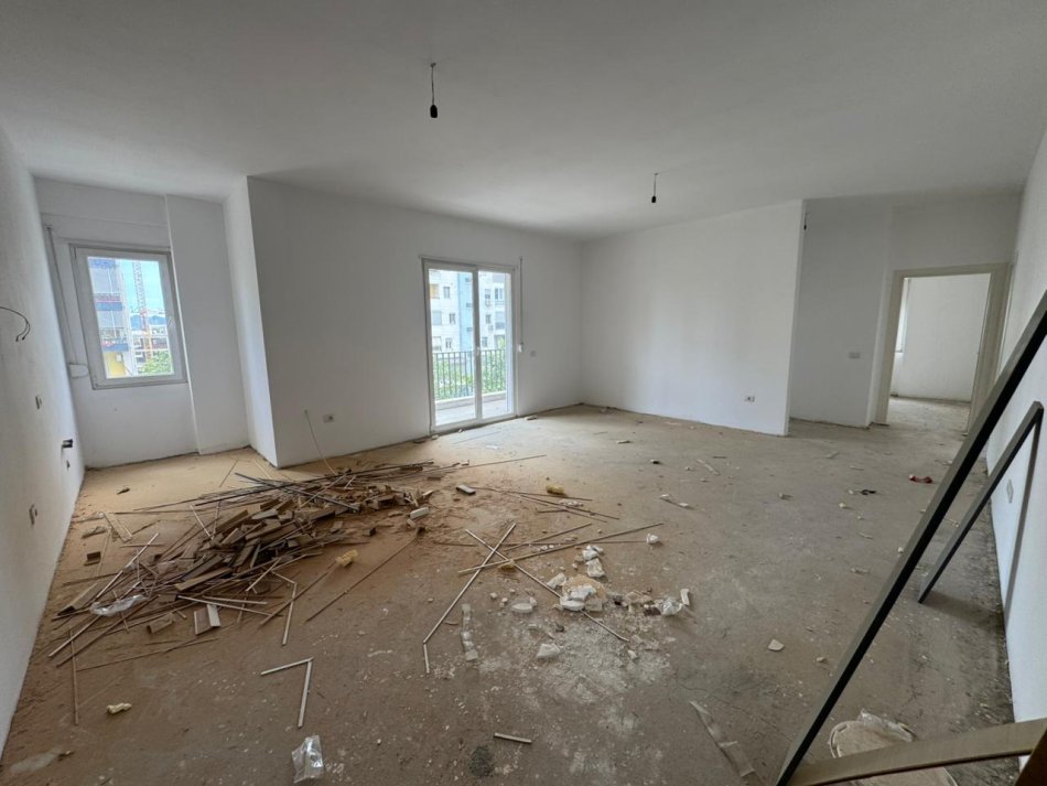 Tirane, shitet apartament 3+1+Ballkon Kati 4, 153 m² (Bulavardi Nene Tereza)