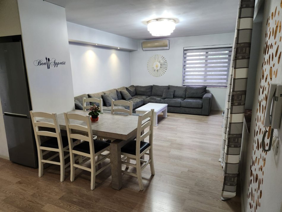 Tirane, jepet me qera 2+1+Ballkon Kati 1, 90 m² 550 € (bill klinton)