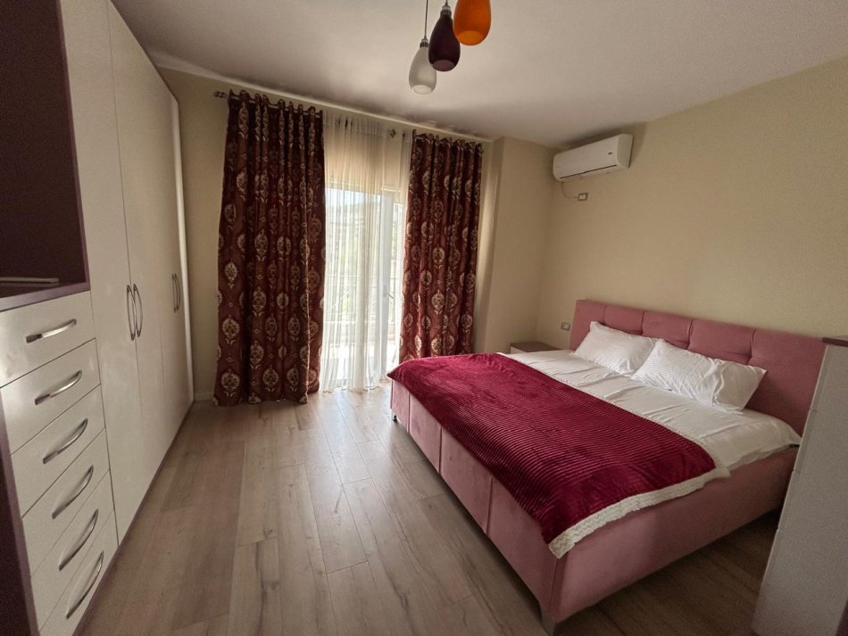 Tirane, jepet me qera apartament 3+1+Ballkon Kati 6, 135 m² 1.200 € (liqeni)