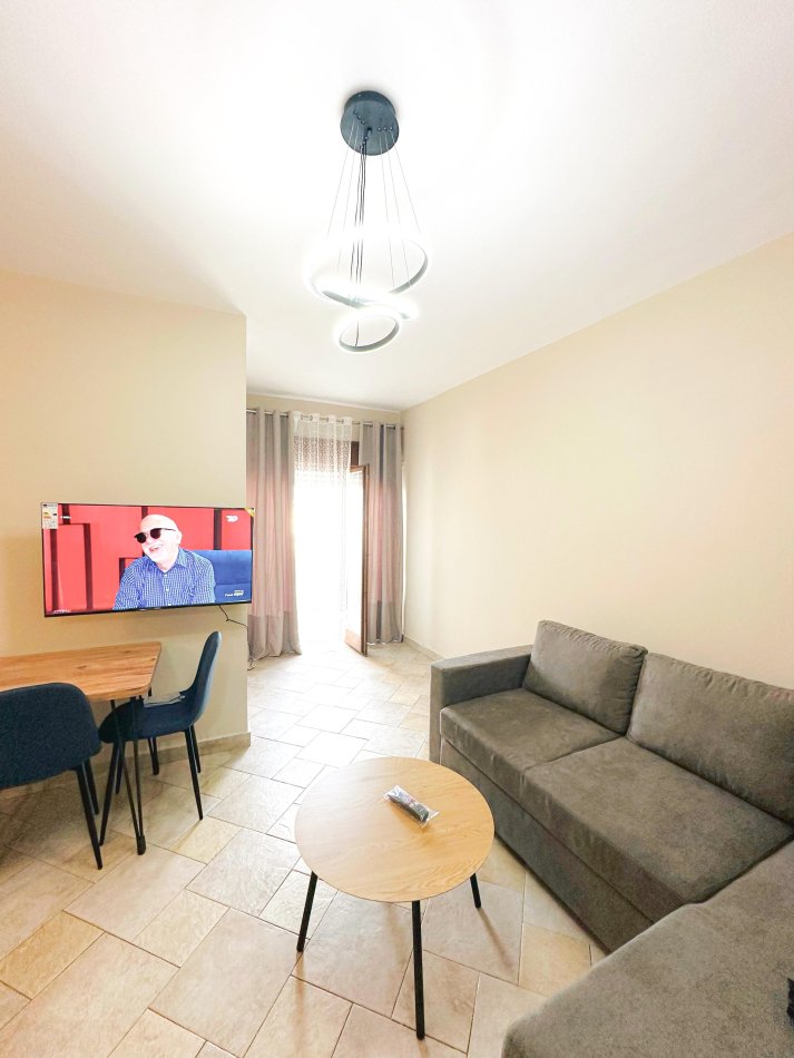 Tirane, jepet me qera apartament 1+1 Kati 15, 65 m² 550 € (Qender)