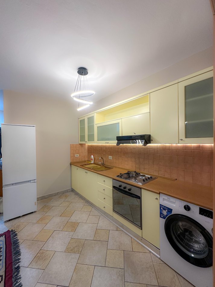 Tirane, jepet me qera apartament 1+1 Kati 15, 65 m² 550 € (Qender)