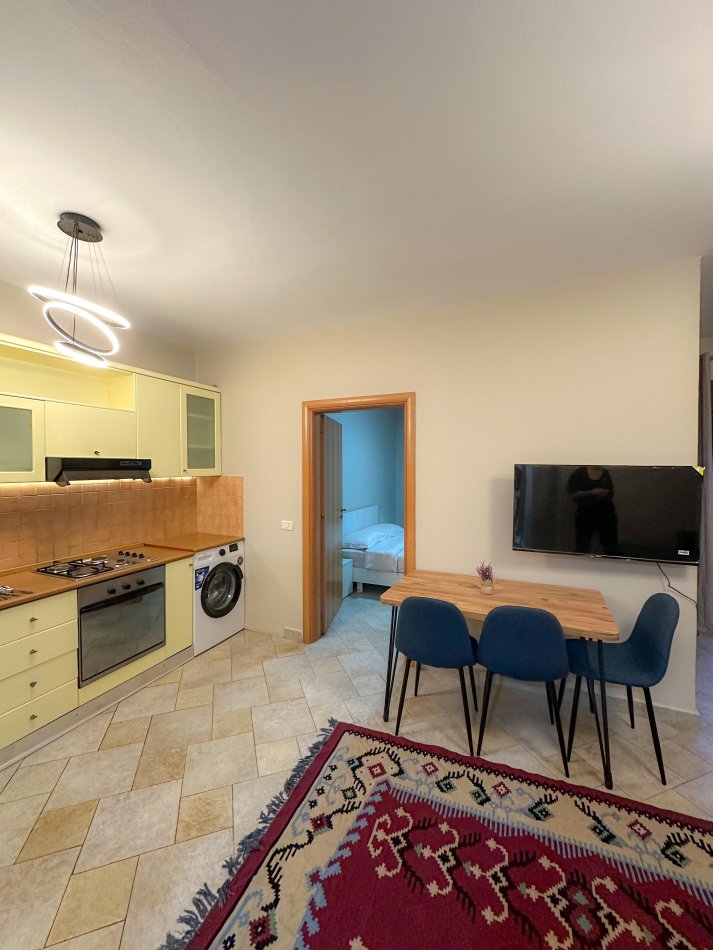 Tirane, jepet me qera apartament 1+1 Kati 15, 65 m² 550 € (Qender)