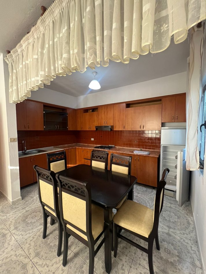 Tirane, jepet me qera shtepi 2+1+Ballkon Kati 2, 110 m² 400 € (Vilat Amerikane)
