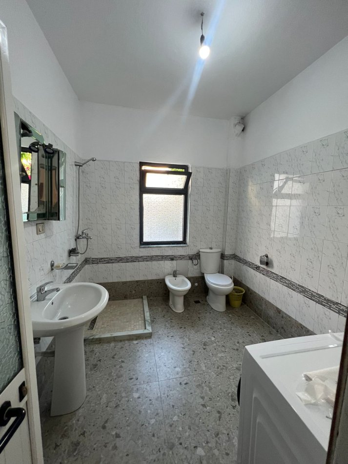 Tirane, jepet me qera shtepi 2+1+Ballkon Kati 2, 110 m² 400 € (Vilat Amerikane)