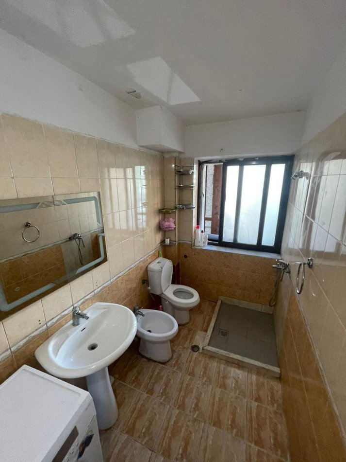 Tirane, jepet me qera apartament 1+1+Aneks+Ballkon Kati 2, 90 m² 350 € (Rruga Bardhyl)