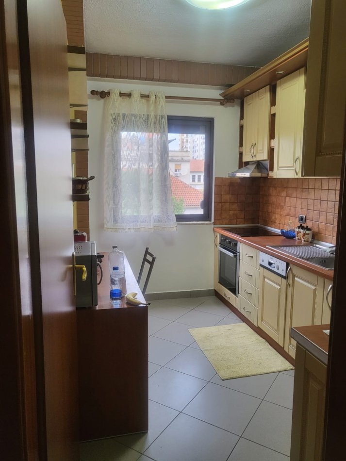 Tirane, jepet me qera apartament 1+1 Kati 5, 60 m² 500 € (Rruga Mine Peza)