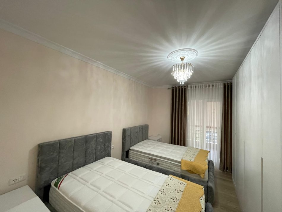 Tirane, jepet me qera apartament 2+1+Ballkon Kati 3, 100 m² 1.200 € (liqeni i thate)