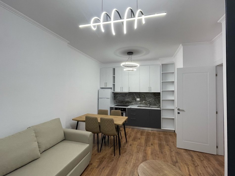 Tirane, jepet me qera apartament 1+1 Kati 3, 70 m² 500 € (stacioni i trenit)