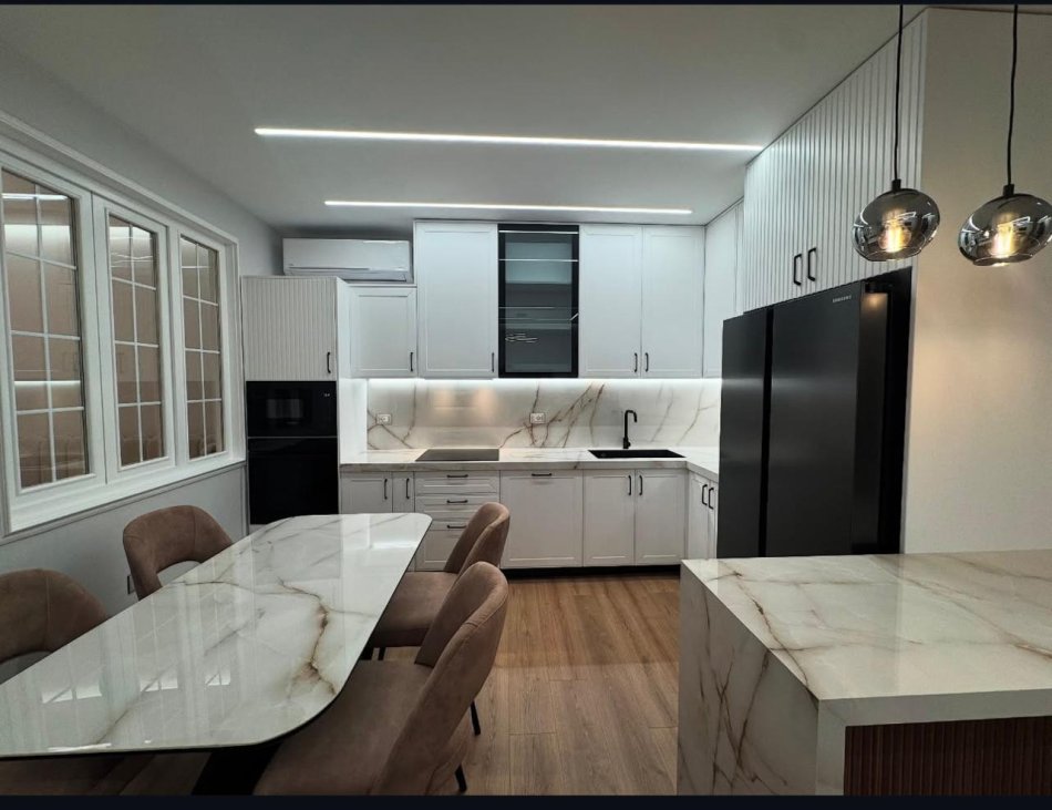 Tirane, jepet me qera apartament 2+1+Ballkon Kati 4, 100 m² 900 € (selvia)