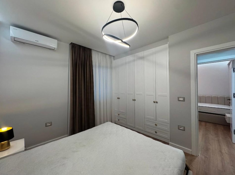 Tirane, jepet me qera apartament 2+1+Ballkon Kati 4, 100 m² 900 € (selvia)