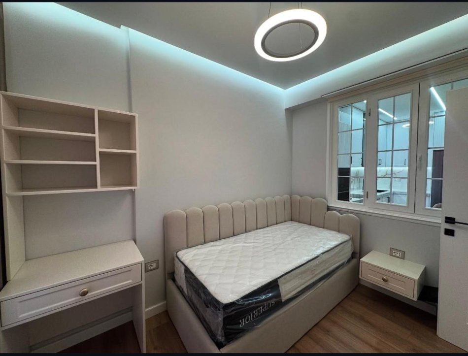 Tirane, jepet me qera apartament 2+1+Ballkon Kati 4, 100 m² 900 € (selvia)