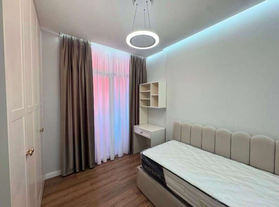 Tirane, jepet me qera apartament 2+1+Ballkon Kati 4, 100 m² 900 € (selvia)