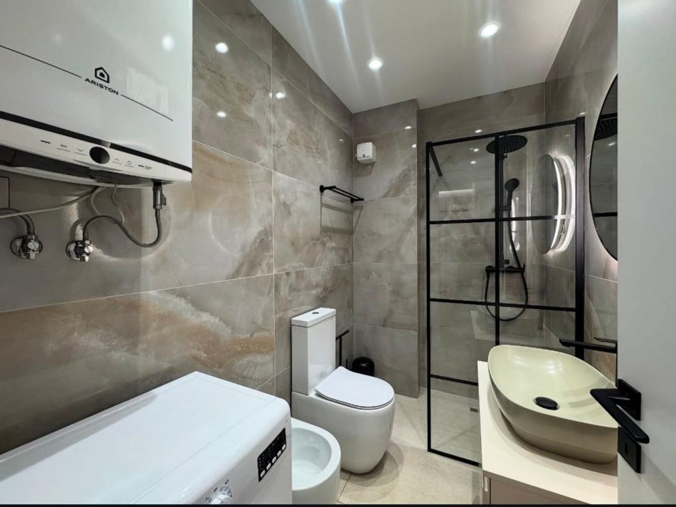 Tirane, jepet me qera apartament 2+1+Ballkon Kati 4, 100 m² 900 € (selvia)