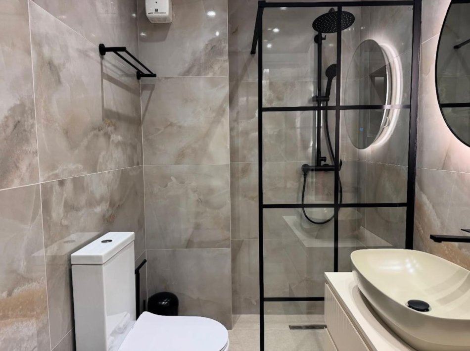 Tirane, jepet me qera apartament 2+1+Ballkon Kati 4, 100 m² 900 € (selvia)