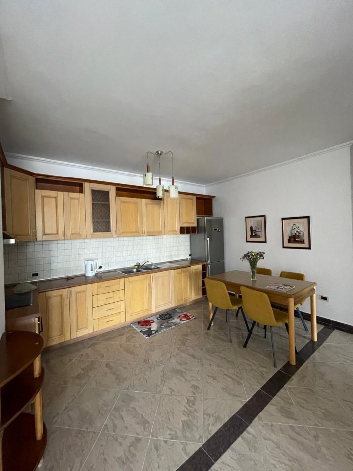 Tirane, jepet me qera apartament 2+1+Aneks+Ballkon Kati 8, 145 m² 800 € (Bllok)