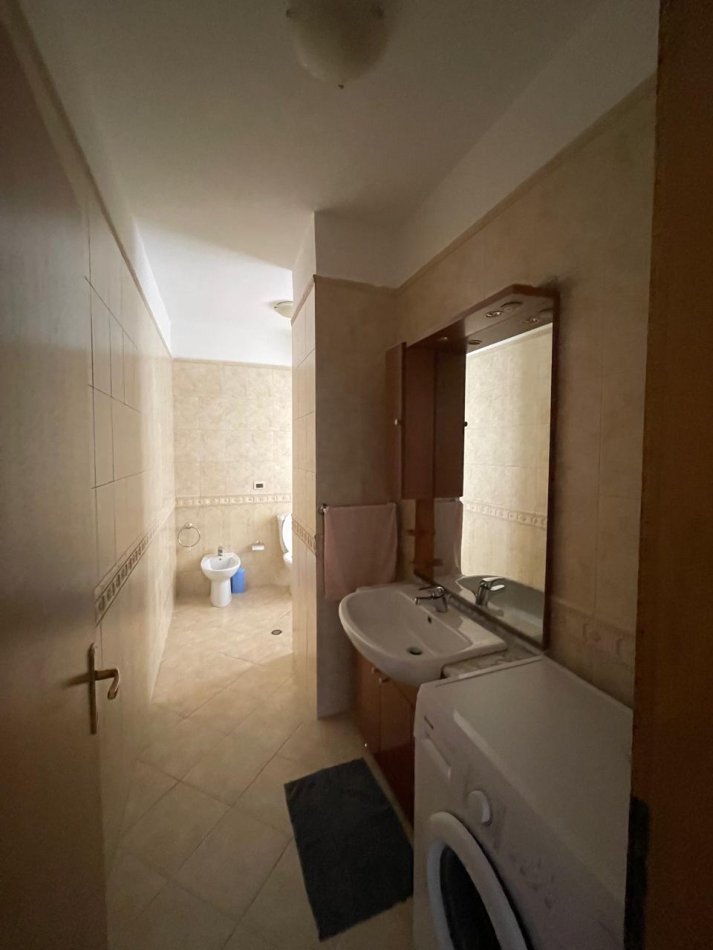 Tirane, jepet me qera apartament 2+1+Aneks+Ballkon Kati 8, 145 m² 800 € (Bllok)
