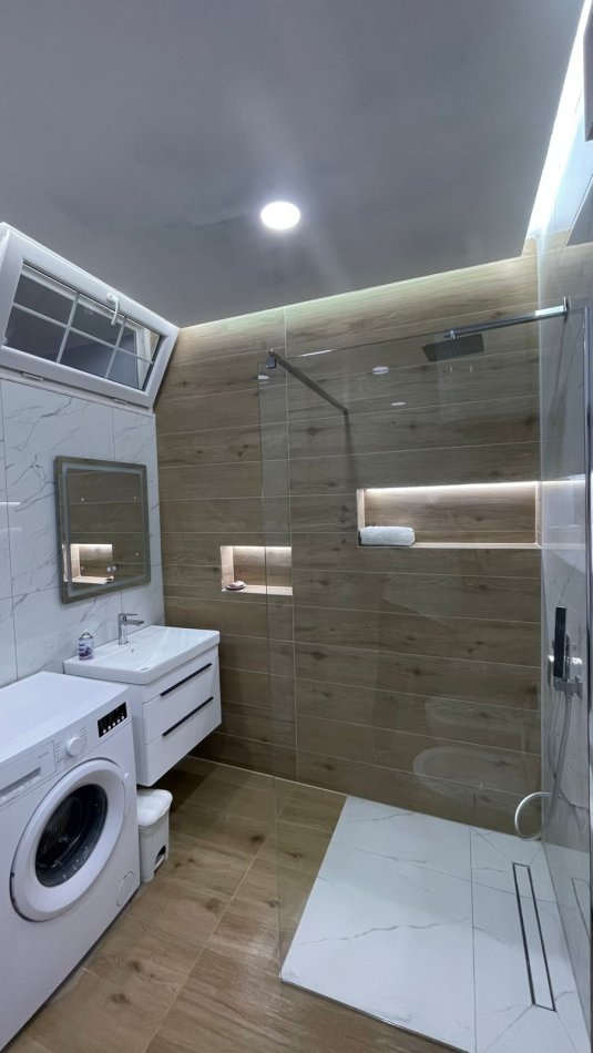 Tirane, jepet me qera apartament 1+1+Ballkon Kati 2, 60 m² 650 € (Komuna e Parisit)