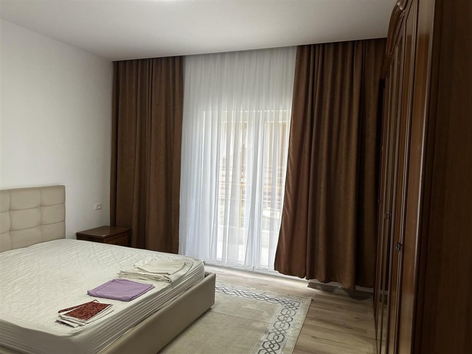 Tirane, jepet me qera apartament 3+1+Aneks+Ballkon Kati 2, 120 m² 700 € (Prane American 3)