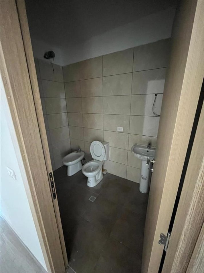 Tirane, jepet me qera apartament 2+1 Kati 5, 95 m² 350 € (5 Maj)