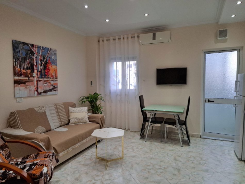 Tirane, jepet me qera apartament 1+1+Ballkon Kati 3, 65 m² 550 € (komuna e parisit)