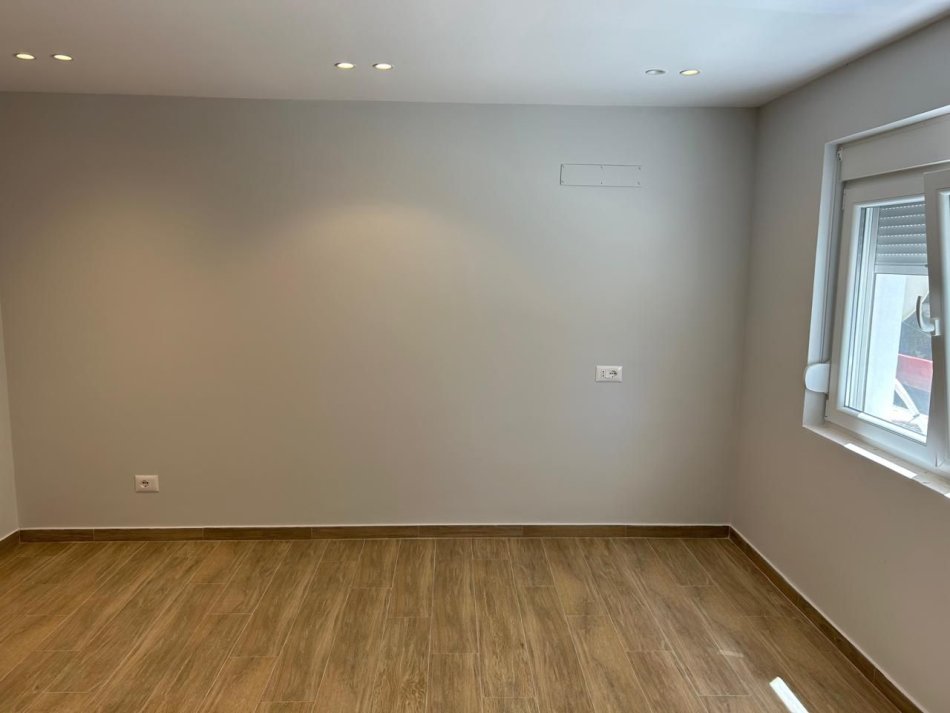 Tirane, jepet me qera apartament 1+1+Ballkon Kati 2, 55 m² 550 € (rruga e elbasanit)