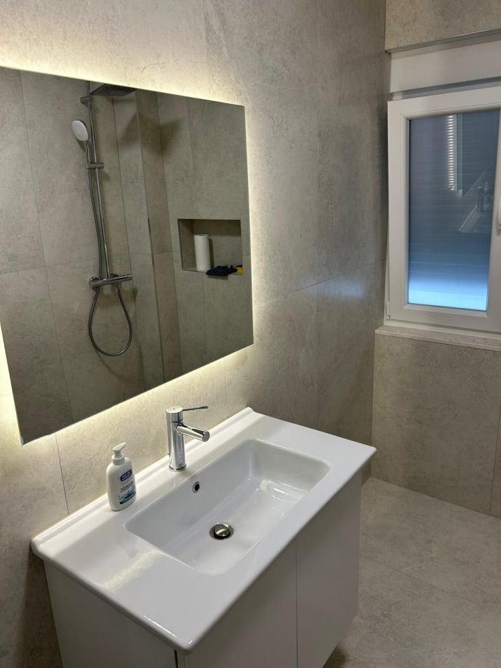 Tirane, jepet me qera apartament 1+1 , 500 € 