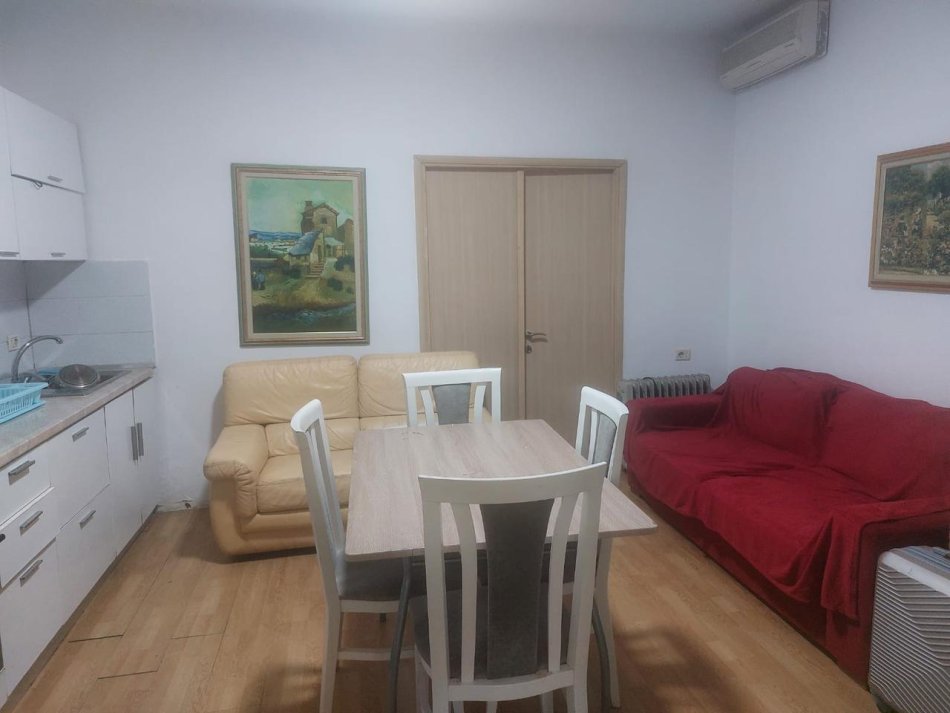 Tirane, jepet me qera apartament 1+1+Ballkon Kati 2, 60 m² 400 € (qytet studenti)