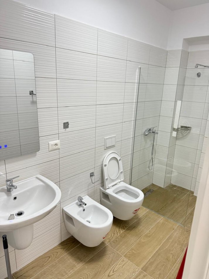 Tirane, jepet me qera apartament 2+1+Aneks+Ballkon Kati 3, 125 m² 800 € (Pazari i Ri)