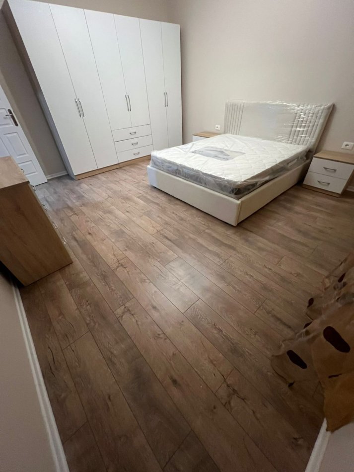 Tirane, jepet me qera Vile 1+1 Kati 1, 60 m² 350 € (RRUGA 5 MAJI)