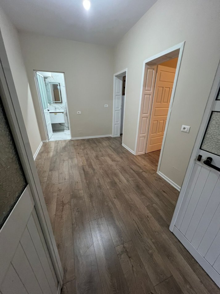 Tirane, jepet me qera Vile 1+1 Kati 1, 60 m² 350 € (RRUGA 5 MAJI)