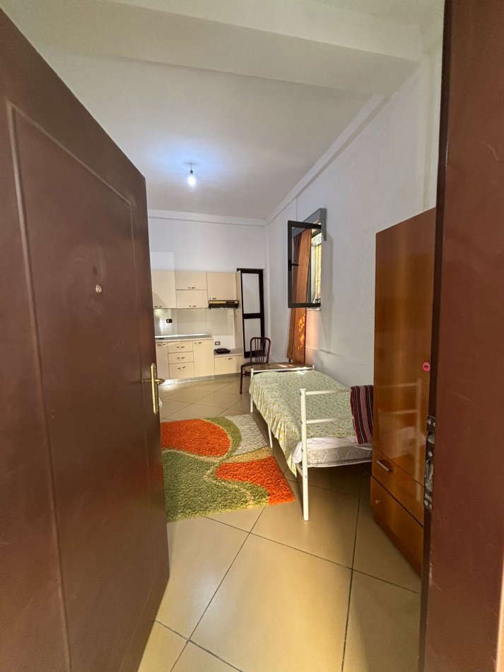 Tirane, jepet me qera apartament 1+1 Kati 1, 55 m² 300 € (rruga hekuran mara)
