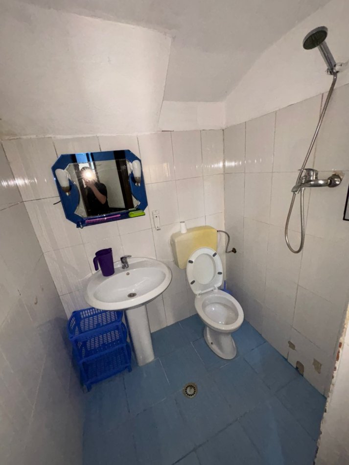 Tirane, jepet me qera apartament 1+1 Kati 1, 55 m² 300 € (rruga hekuran mara)
