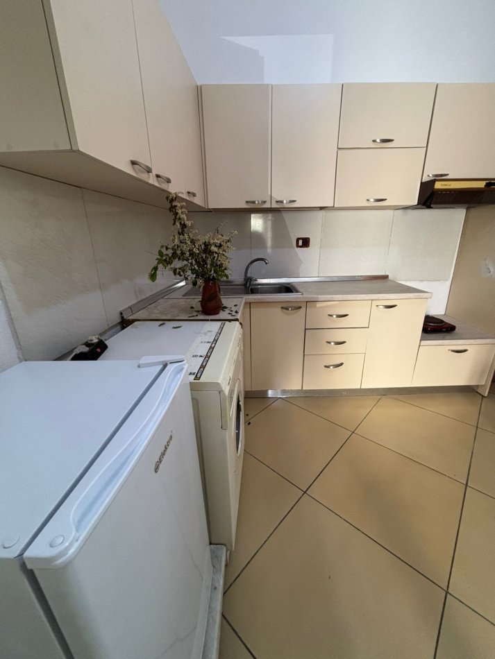 Tirane, jepet me qera apartament 1+1 Kati 1, 55 m² 300 € (rruga hekuran mara)