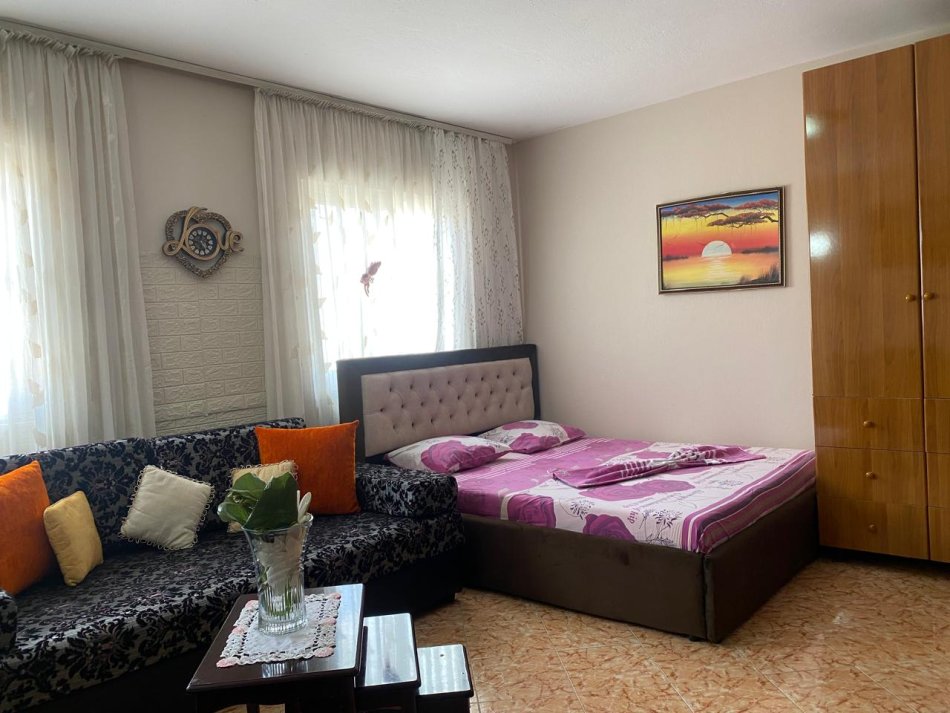 Tirane, jepet me qera garsonier 1+1 Kati 1, 40 m² 400 € (Komuna e Parisit)