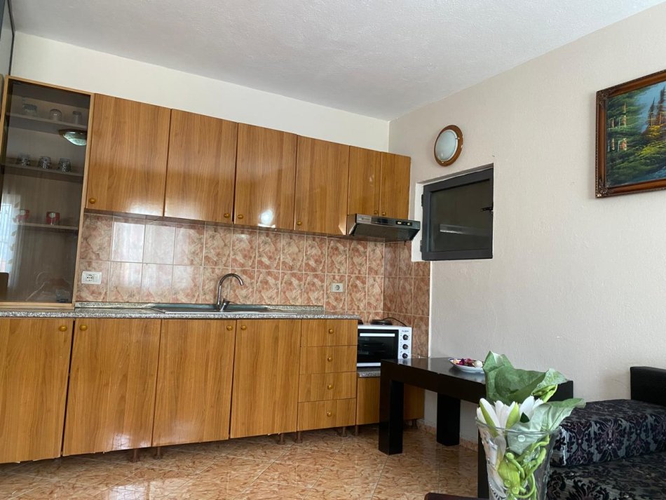 Tirane, jepet me qera garsonier 1+1 Kati 1, 40 m² 400 € (Komuna e Parisit)