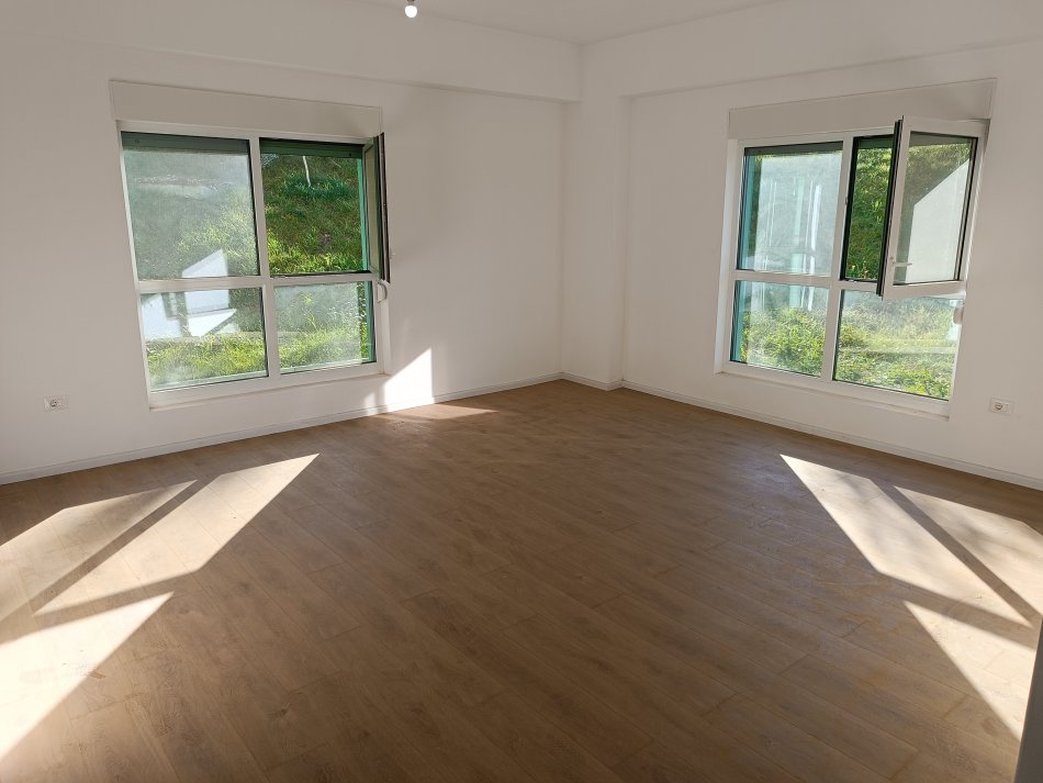 Tirane, jepet me qera zyre Kati 1, 47 m² 250 € (kompleksi mangalem)