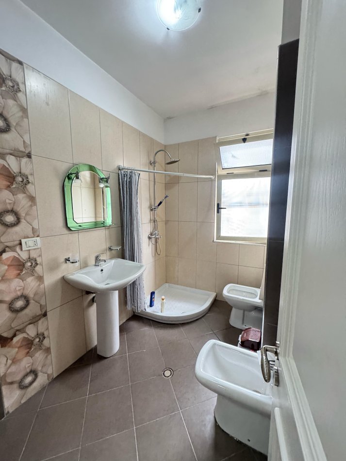Tirane, jap me qera apartament 2+1+Ballkon Kati 4, 100 m² 550 € (rruga teodor keko)