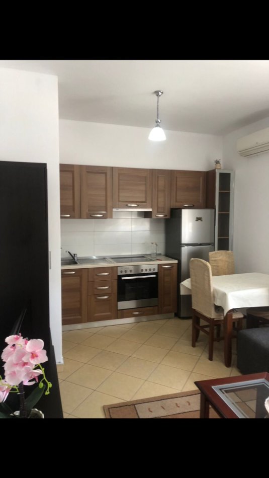 Tirane, jepet me qera apartament 1+1 Kati 4, 63 m² 420 € (xhamllik)
