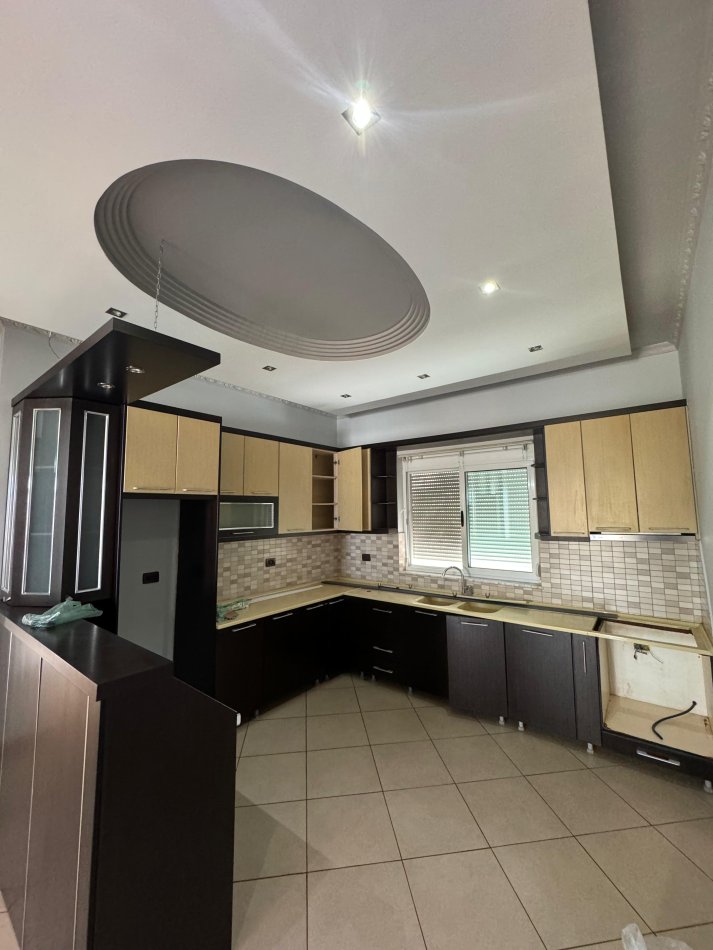Tirane, jepet me qera Vile 3+1+Aneks+Ballkon Kati 1, 160 m² 500 € (Fresku)