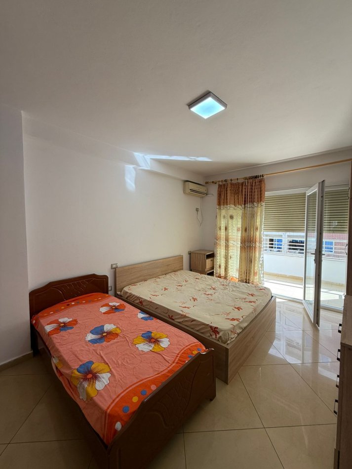 Tirane, jepet me qera apartament 1+1+Ballkon Kati 4, 90 m² 450 € (astir)