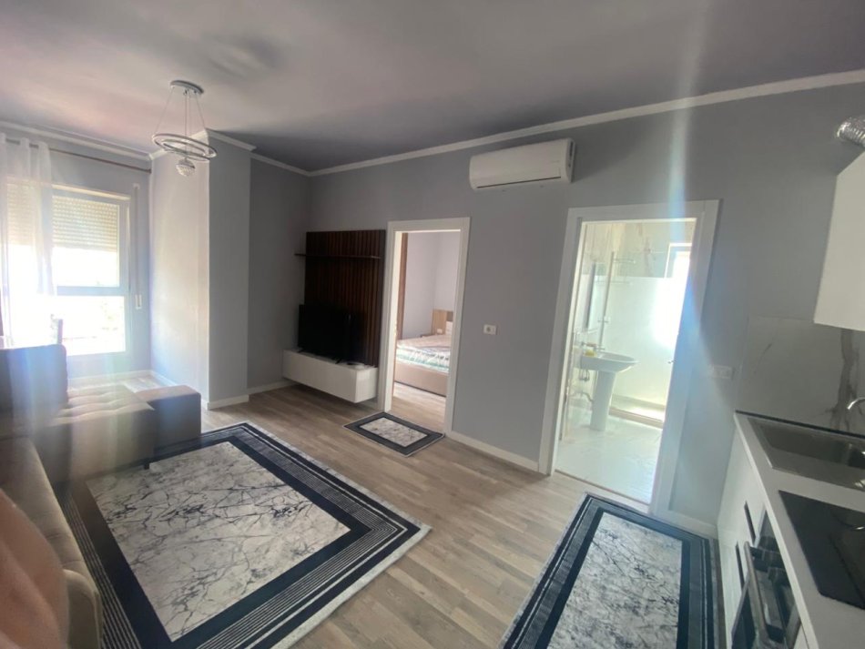 Tirane, jap me qera apartament 1+1 Kati 8, 45 m² 500 € (rruga 5 maji)