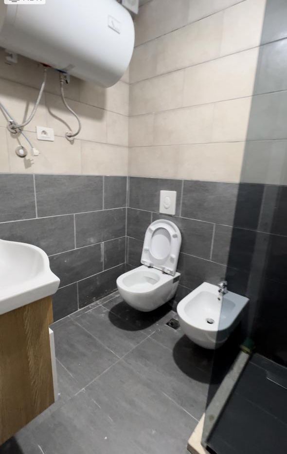 Tirane, jepet me qera apartament 2+1+Aneks+Ballkon , 87 m² 450 € (Fresku)