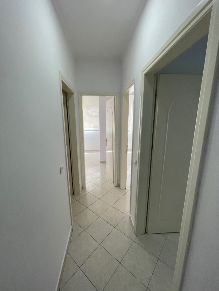 Tirane, jepet me qera zyre Kati 2, 70 m² 600 € (Petro nini)