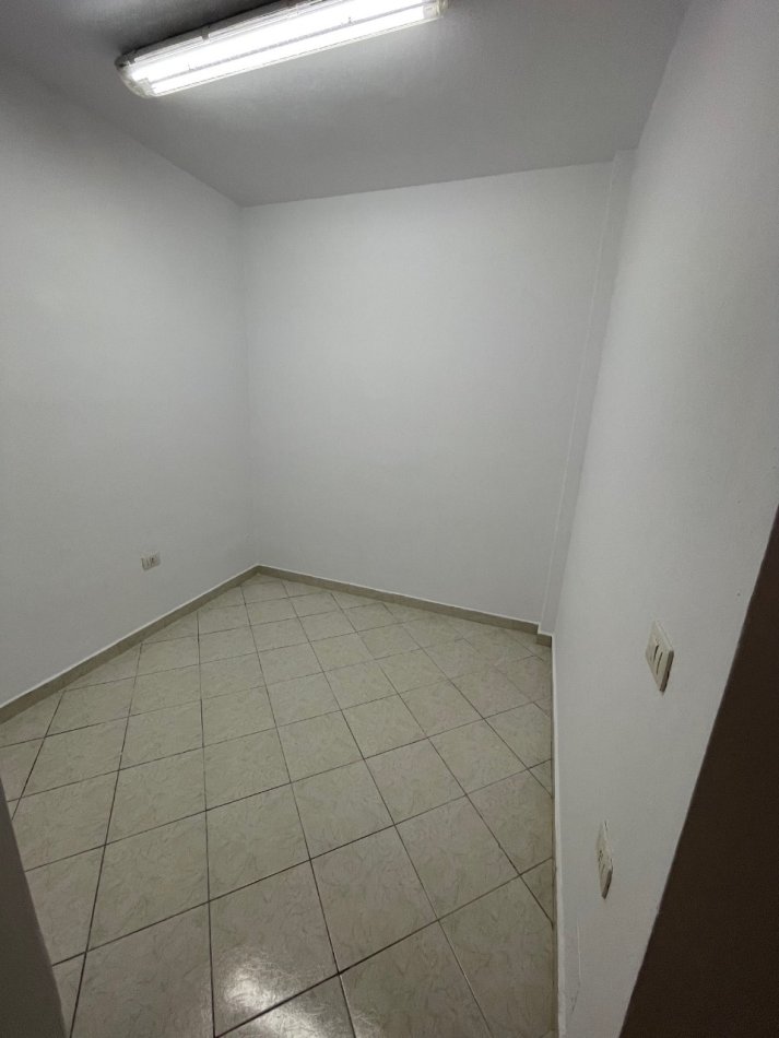 Tirane, jepet me qera zyre Kati 2, 70 m² 600 € (Petro nini)
