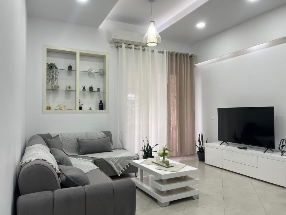 Tirane, jepet me qera apartament 1+1+Ballkon Kati 2, 75 m² 600 € (kopshti botanik)