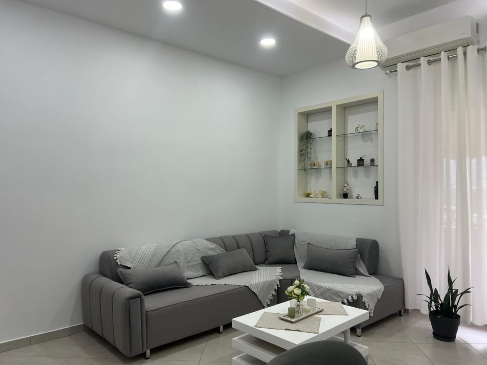 Tirane, jepet me qera apartament 1+1 Kati 2, 75 m² 600 € (xhamia selites)